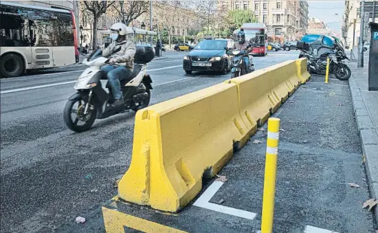  ?? ANA JIMÉNEZ ?? La barrera de hormigón colocada para delimitar el espacio de la terraza y proteger a los clientes del bar donde se produjo el suceso mortal