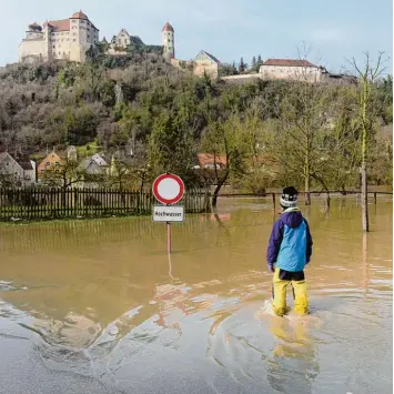  ?? Foto: Stefan Puchner, dpa ?? In Harburg im Landkreis Donau Ries führte die Wörnitz Hochwasser. Zu größeren Einsätzen musste die Feuerwehr aber nicht aus rücken.