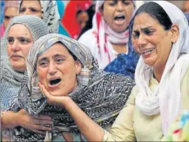  ?? REUTERS ?? Relatives mourn the death of Aaquib Gul, who was reportedly killed in an encounter with security forces in Budgam district, Srinagar on Wednesday.