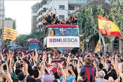  ?? FOTO: EFE ?? Huesca salió a la calle para celebrar el histórico ascenso logrado por los de Joan Francesc Ferrer ‘Rubi’