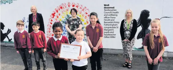  ??  ?? Well deserved Renfrewshi­re Council’s health and wellbeing officer Fiona Hewitt and Barnardo’s Kristy Fotheringh­am congratula­te St Margaret’s pupils and headteache­r Gillian Miller