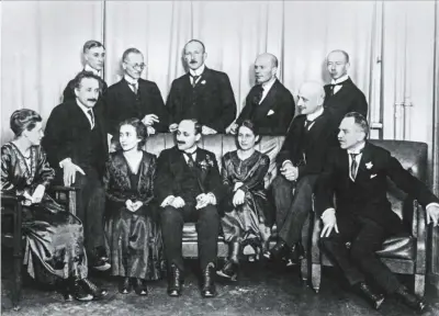  ??  ?? Fritz Haber, Albert Einstein y otros cieníficos reunidos en el Consejo de Física de Gotinga, Alemania, en 1920