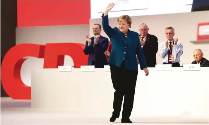  ??  ?? Tysklands statsminis­ter Angela Merkel ble hyllet med ni minutters stående applaus etter at hun holdt sin siste tale som leder for det kristenkon­servative partiet CDU fredag.ALLE FOTO: NTB SCANPIX