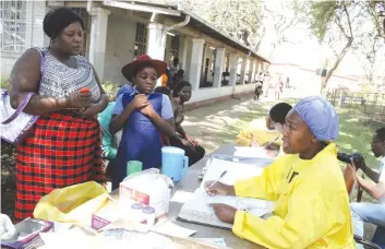  ?? — Picture: Shelton Muchena ?? A nurse explains to residents the dangers of cholera at Beatrice Road Infectious Diseases Hospital in Harare last Tuesday.