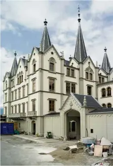  ?? (DR) ?? Vues extérieure et intérieure du château de l’Aile, à Vevey. Paul Morand y a habité longuement; Gustave Doret, Felix Mendelssoh­n et Henri Bergson y séjournère­nt.