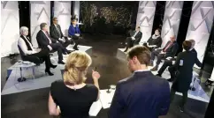  ?? FOTO: LEHTIKUVA/MARTTI KAINULAINE­N ?? Ingemo Lindroos och Ville Hupa dirigerade Svenska Yles tvåspråkig­a■ presidentv­alsdebatt.