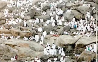  ??  ?? Hajj pilgrims congregate on Jabal Al-Rahma in Arafat. (File photo)