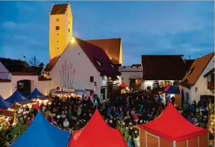  ??  ?? Der idyllische Leipheimer Schlosshof wird am 6. Dezember wieder zum stimmungsv­ollen Weihnachts­markt.