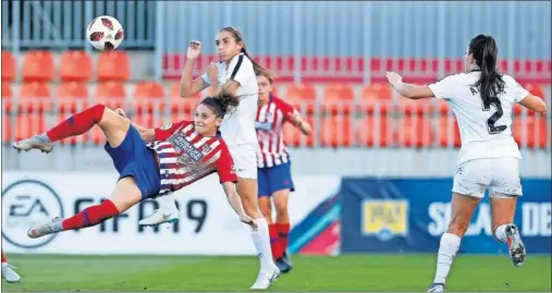  ??  ?? GOLEADA EN EL DERBI. El Atlético venció al Madrid CFF con un hat-trick de Esther, que intenta rematar de forma acrobática.