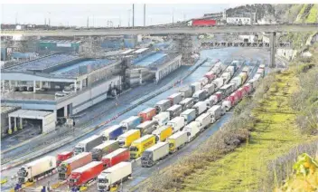  ?? FOTOS: FULLER/MCBURNEY/DPA/AP ?? Die Folgen des endgültige­n Brexit seit 1. Januar sind sichtbar – ob in Dover, wo es im Januar zu langen Lkw-Staus kam, oder in Nordirland, wo die Polizei zurzeit vermehrt Krawalle verzeichne­t wie hier in Derry (Foto unten).