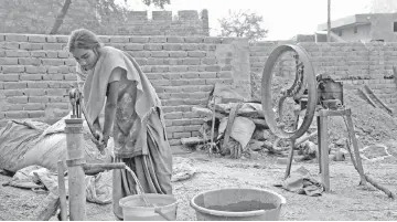  ??  ?? Indian villager Manjeet Kaur draws water from a hand-pump to fill her bucket in the village of Teja Ruhela, close to the Indian-Pakistan border some 17 km from Fazilka in the northern state of Punjab. For years, impoverish­ed farmers and their families...