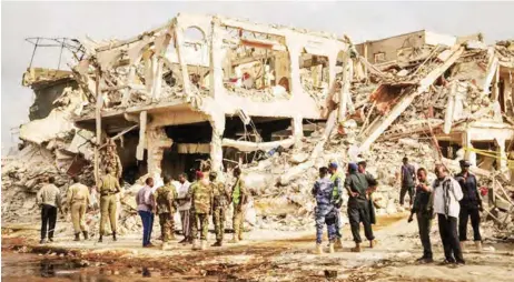  ??  ?? Somali security forces at the scene of the double truck bombings in Mogadishu, the capital, which killed at least 270 people on Saturday. Mohamed Abdiwahab/Agence France-Presse