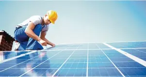  ?? Foto: Africa Studio, Fotolia.com ?? Wer die Heizung auf erneuerbar­e Energien umstellt, muss jetzt den Antrag auf Förderung bereits vor dem Ein bau der Anlagen stellen.