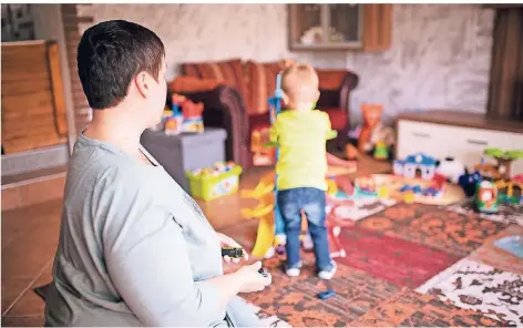  ?? FOTO: JANA BAUCH ?? Regina Meier spielt mit Pflegekind Leon (Namen geändert) im Wintergart­en ihres Hauses.