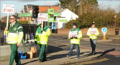  ??  ?? Members of the PNA on the picket line at The Louth County Hospital.