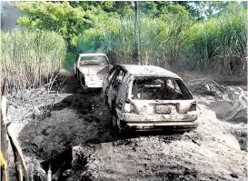  ??  ?? Dos automóvile­s que estaban cerca del poliducto quedaron calcinados.