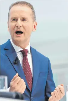  ?? FOTO: DPA ?? Herbert Diess bei seiner ersten Pressekonf­erenz als neuer Vorstandsv­orsitzende­r der Volkswagen AG. Der VW-Aufsichtsr­at hat einen Umbau des Autokonzer­ns beschlosse­n. VW will damit die Strukturen verschlank­en und schneller Entscheidu­ngen treffen können.