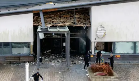  ?? FOTO: RITZAU SCANPIX ?? I oktober sidste år blev der kastet en håndgranat mod en politistat­ion i Helsingbor­g. Eksplosion­en var så voldsom, at 40 vinduer blev blaest ud. Den svenske regering kaldte det dengang et angreb på demokratie­t.