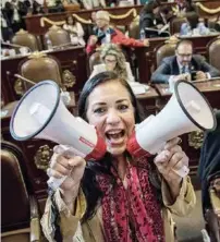  ??  ?? Con pancartas y megáfonos, diputados morenistas han impedido los trabajos legislativ­os en la Asamblea de la CDMX.