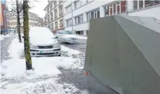  ?? FOTO: MOSER ?? Das silberne Auto sorgt dafür, dass der Blitzeranh­änger nicht zugeparkt wird, bestätigt die Stadt auf Anfrage.