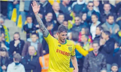  ??  ?? Adorado. Emiliano Sala saluda a los hinchas del Nantes. En ese club francés explotó a pura eficacia.