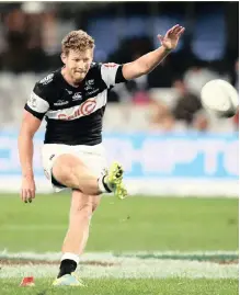  ?? Backpagepi­x ?? Robert du Preez brings plenty of value to the Sharks with his deadly boot.