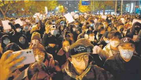  ?? // AFP ?? Ciudadanos chinos se manifiesta­n contra la política Covid-cero en las calles de Pekín