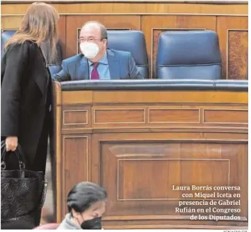  ?? IGNACIO GIL ?? Laura Borrás conversa con Miquel Iceta en presencia de Gabriel Rufián en el Congreso de los Diputados