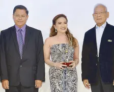  ??  ?? Award presenter Raul Sunico, Patron of the Arts awardee Mags Cue and Jimmy Laya.