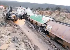  ?? ?? Volcados. Alrededor de las 3:00 horas ocurrió el descarrila­miento; los amigos de José resultaron ilesos, pero él quedó entre dos furgones.