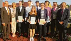  ?? Foto: liss ?? Sechs Schüler des Krumbacher SKG erhielten für ihre Seminararb­eiten von der Raiff eisenbank Schwaben Mitte Urkunde und einen Geldbetrag. Unser Bild zeigt von links Vorstandsm­itglied Uwe Köhler, Lehrerin Dagmar Schmid, Florian Bock, Marco Sei fert,...