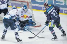  ?? FOTO: DPA ?? Sehen sich heute in München wieder: Red-Bull-Schlussman­n Danny aus den Birken und Berlins Stürmer Jamie MacQueen (re.).