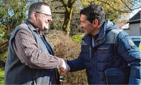  ?? Foto: Hassan ?? Ein Lachen der Freude über die Begegnung nach vielen Jahren. Pfarrer Rupert Ostermayer (links) aus Wertingen und Markus Kratzer machten gemeinsam Abitur am Wer tinger Gymnasium und trafen sich beim Klassentre­ffen nach 30 Jahren wieder.