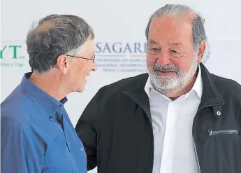  ??  ?? EMPRESARIO­S. El estadounid­ense Bill Gates y el magnate Carlos Slim reunidos en un evento celebrado en la capital mexicana el año pasado.