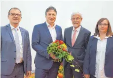  ?? FOTO: HÜGLER ?? Michael Fritzsch ist neuer Chefarzt der Klinik für Psychosoma­tik und Psychother­apeutische Medizin im Ostalb-Klinikum in Aalen. Nun wurde er offiziell vorgestell­t. Das Bild zeigt (von links) den Finanzvors­tand der Kliniken Ostalb, Thomas Schneider, Micheal Fritzsch, Landrat Klaus Pavel und Sylvia Pansow aus dem Vorstand.