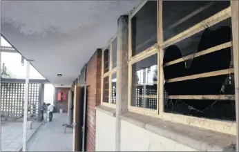  ?? PICTURE: GCINA NDWALANE ?? Two classrooms at Hillview Primary School were set alight by angry protesters earlier this week.