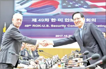  ?? — AFP photo ?? Mattis (left) and Young-moo shake hands before the 49th Security Consultati­ve Meeting (SCM) at the Defence Ministry in Seoul.