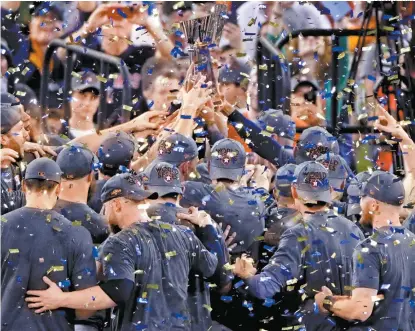  ?? FOTOS: AP Y AFP ?? La celebració­n de los Astros de Houston, con el trofeo de la Liga Americana