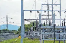  ?? FOTO: WALTER SAUTTER ?? Zwei 110-Kilovolt-Freileitun­gen verlaufen über Wurmlinger Gemarkung zum EnBW-Umspannwer­k Tuttlingen. Links im Bild die Leitung aus Trossingen. Die Arbeiten zur Sanierung und Kapazitäts­erhöhung dieser Leitungen werden in der Sitzung des Gemeindera­tes...