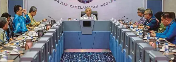  ?? (Foto BERNAMA) ?? Ahmad Zahid mempengeru­sikan mesyuarat kecemasan bencana banjir di Putrajaya, semalam.