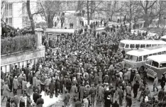  ?? Foto: Krzysztof Wojciewski, Forum, dpa ?? 8. März Trotz des Eisernen Vorhangs, der das Land von Westeuropa trennte, stand auch in Polen das Jahr 1968 im Zeichen der Proteste: Studenten marschiere­n in Warschau zum Ge bäude der kommunisti­schen Partei.