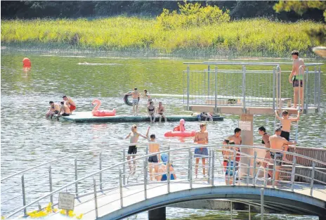  ?? FOTO: ELKE OBSER ?? Bei heißen Temperatur­en lockt auch das Ravensburg­er Flappachba­d viele Badegäste, die sich abkühlen wollen. Doch der eine oder andere Badesee kann seine Tücken haben. So können mögliche Blaualgen beispielsw­eise zu Hautreizun­gen führen. Biologe Albrecht Trautmann rät deshalb, sich nach dem Baden sehr gut abzudusche­n.