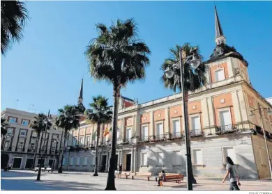  ?? JOSUÉ CORREA ?? Fachada del Ayuntamien­to de Huelva, una de las entidades premiadas.