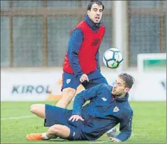  ?? FOTO: JUAN ECHEVERRÍA ?? Beñat y Saborit pugnan por un balón durante la sesión