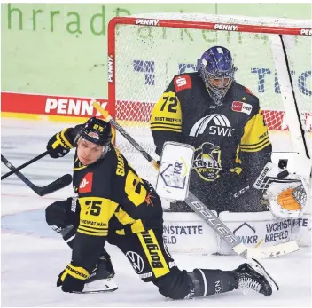  ?? FOTO: THOMAS LAMMERTZ ?? Stürmer Nikita Shatsky versucht hier, den Schuss zu blocken. Der Puck ist aber eine sichere Beute für Torwart Sergej Belov.