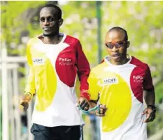  ??  ?? Henry Wanyoike (r.) bereitet sich auf den Zürich Marathon vor.