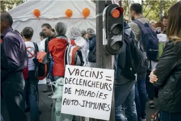  ??  ?? Manifestat­ion contre la vaccinatio­n obligatoir­e devant le ministère de la Santé en septembre 2017.