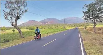  ??  ?? Hacia el calor. Justo al descender unos 18 km desde la montaña, la temperatur­a aumenta dramáticam­ente, pero el paisaje compensa estos cambios de temperatur­a.