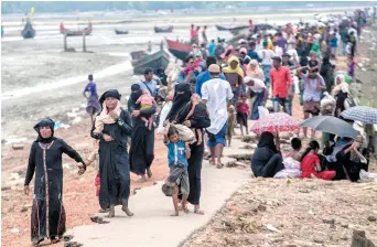  ??  ?? Des Rohingyas se dirigent vers le camp de Teknaf, samedi, après avoir traversé la frontière du Bangladesh. − Associated Press: Dar Yasin