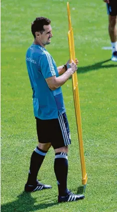  ?? Foto: Christian Carisius, dpa ?? Packt im Training mit an: WM Rekordtors­chütze Miroslav Klose arbeitet im Trainer stab von Joachim Löw.